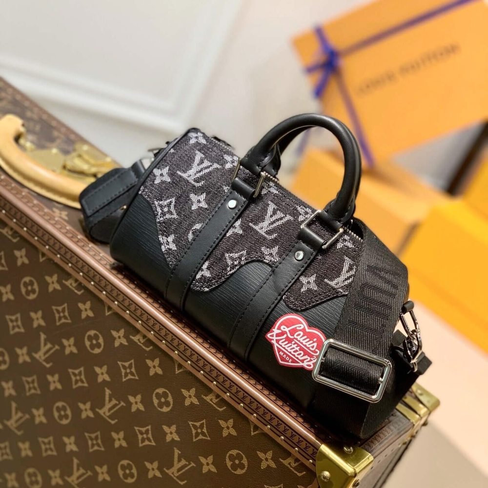 Louis Vuitton-Black